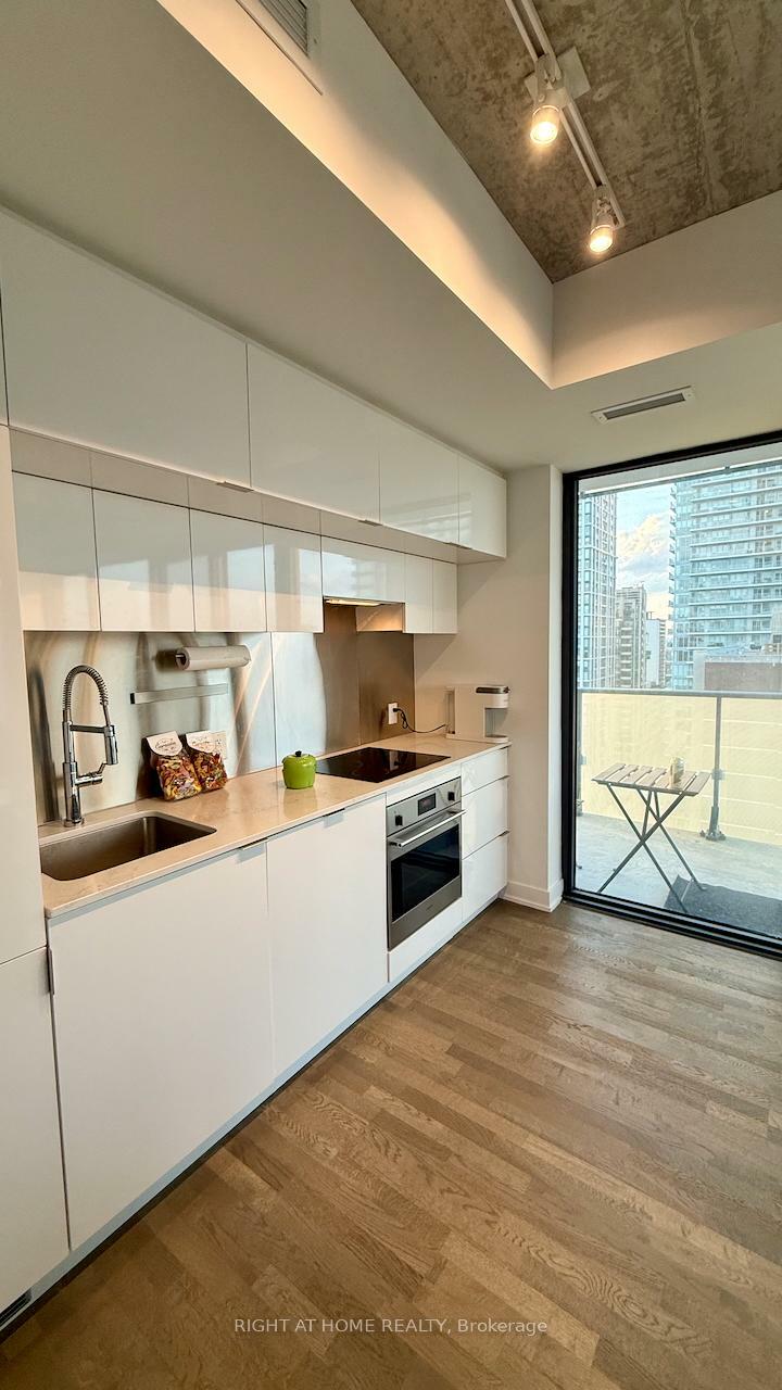 Property Photo: 185 Roehampton Avenue 1405 ON M4P 0C6