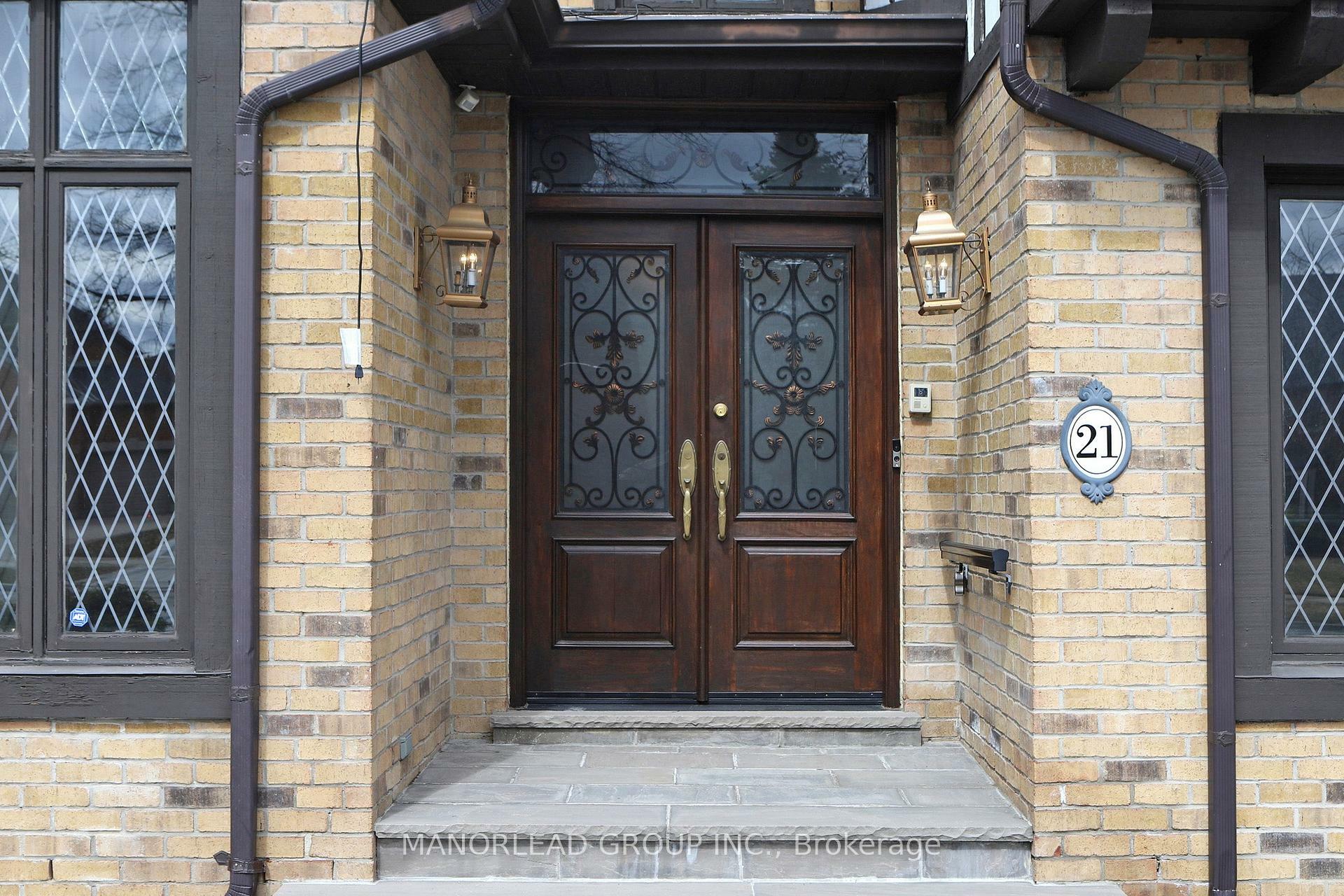 Property Photo: 21 Dunloe Road ON L4B 2H6