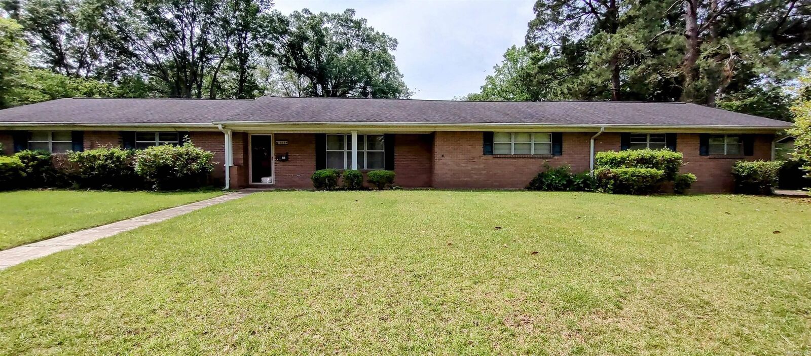 Property Photo:  1019 Amanda St  AR 71701 