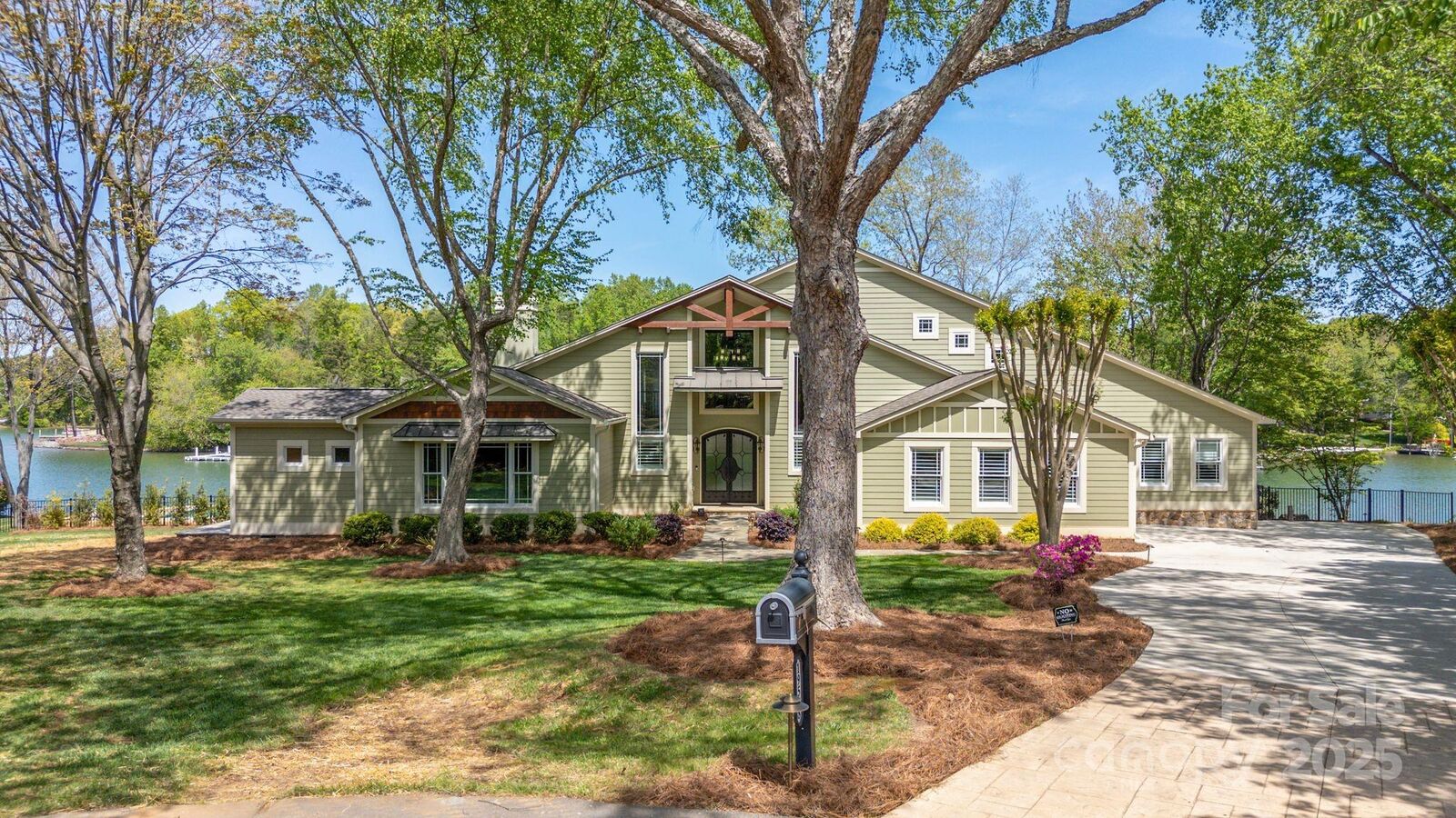 Property Photo: 19528 Mary Ardrey Circle NC 28031