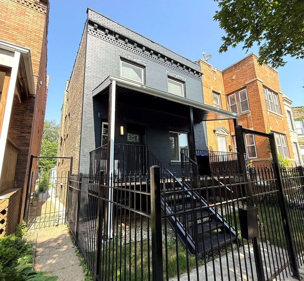 7042 S Eberhart Avenue  Chicago IL 60637 photo