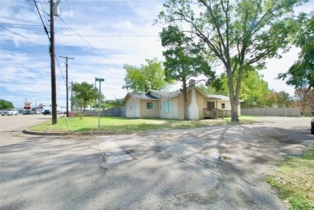 Property Photo: 816 E Milam Street TX 76667