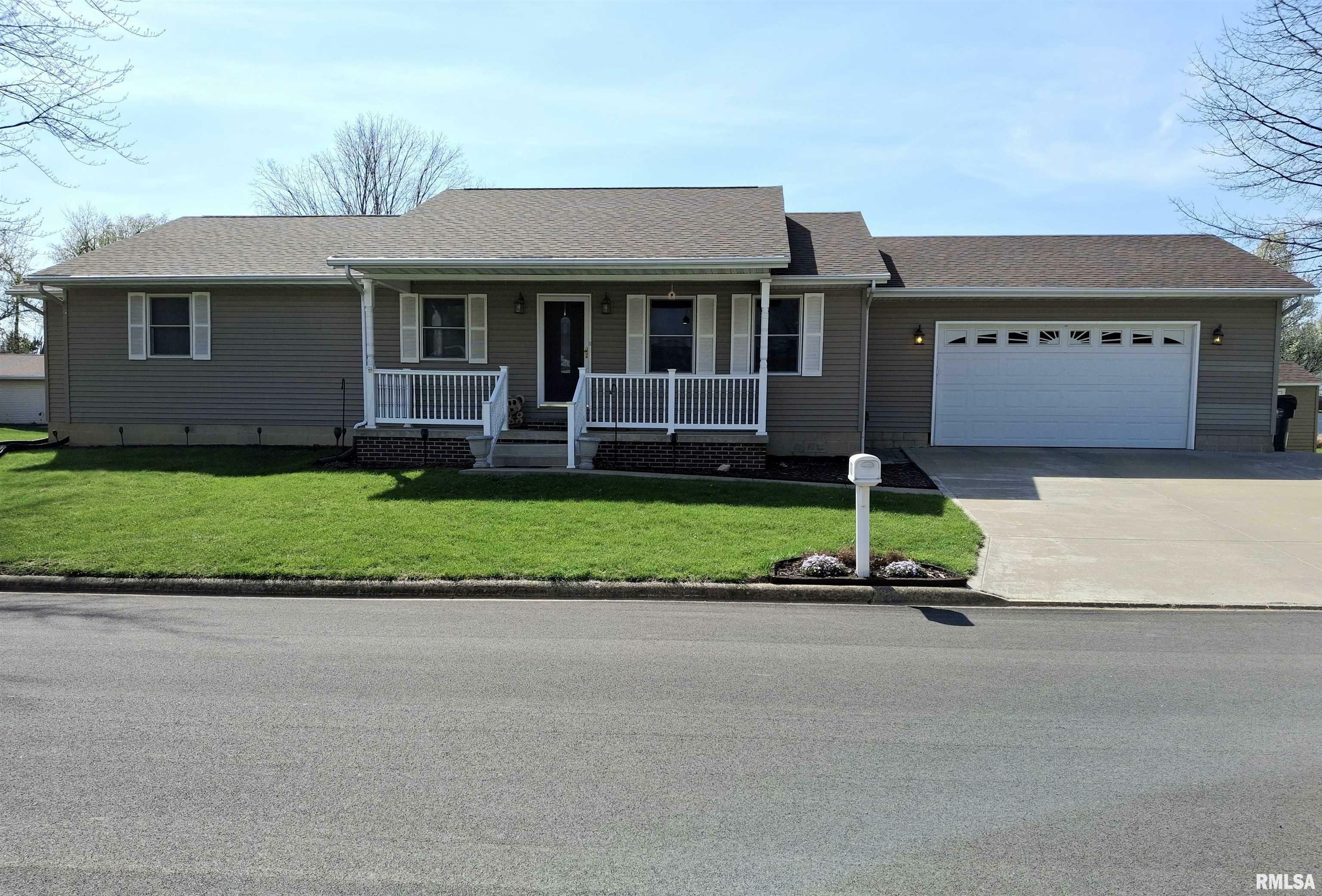 Property Photo: 800 N 12th Avenue IL 61520