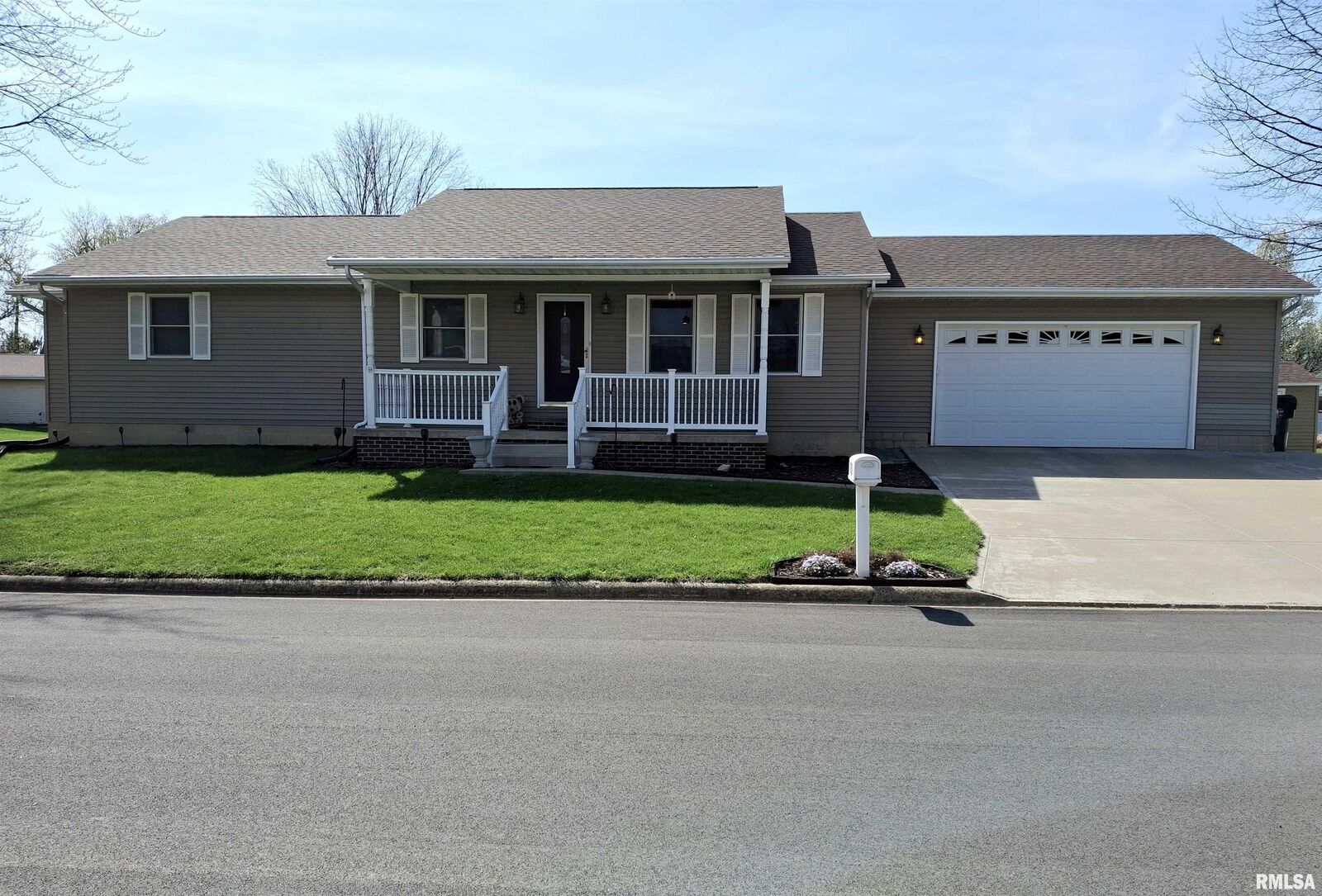 Property Photo:  800 N 12th Avenue  IL 61520 