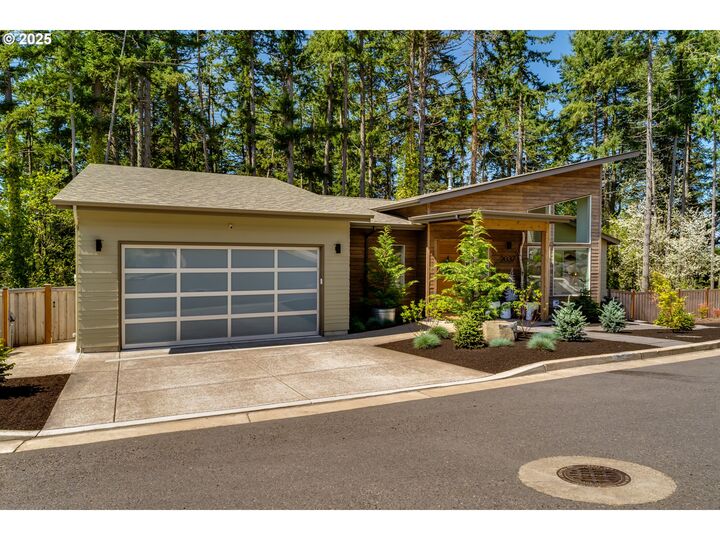 Property Photo: 2037 Golfview Ct OR 97403
