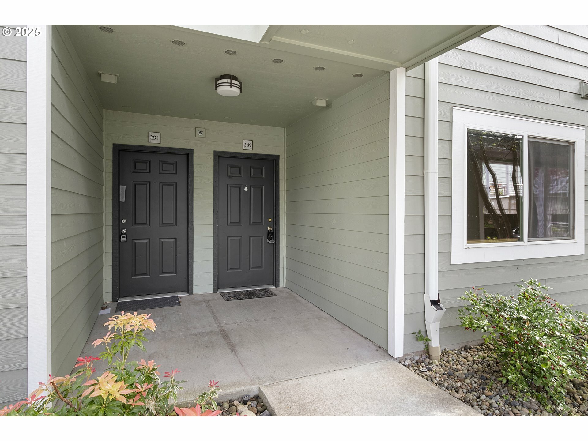 Property Photo: 289 N Hayden Bay Dr OR 97217