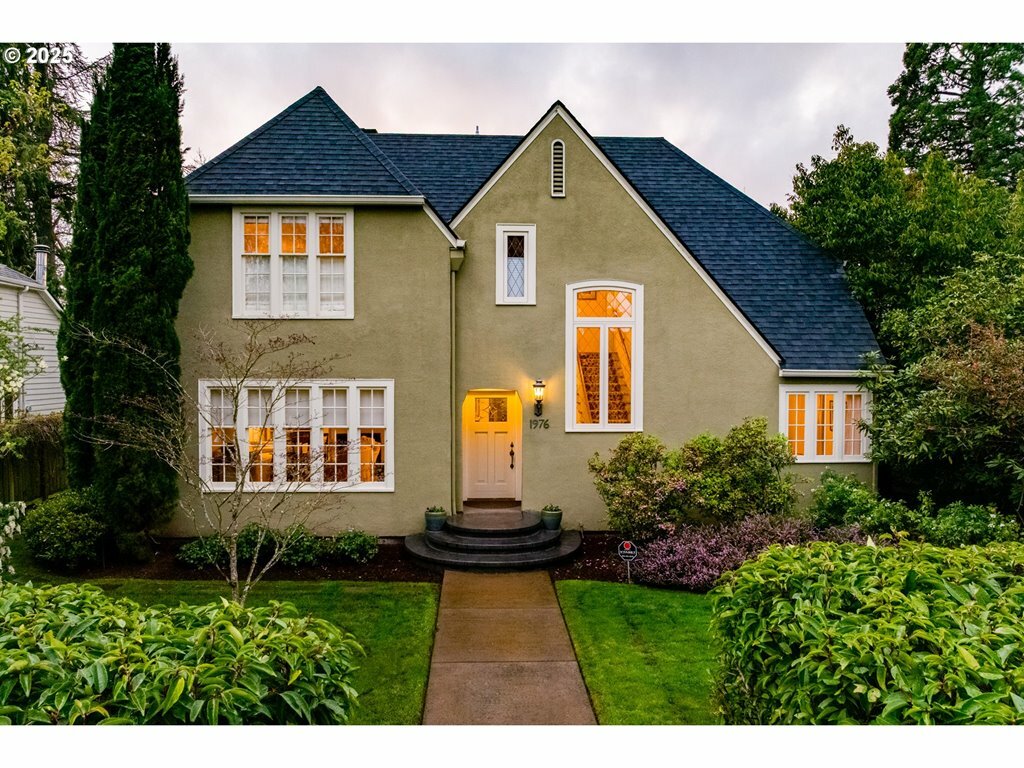 Property Photo: 1976 University St OR 97403