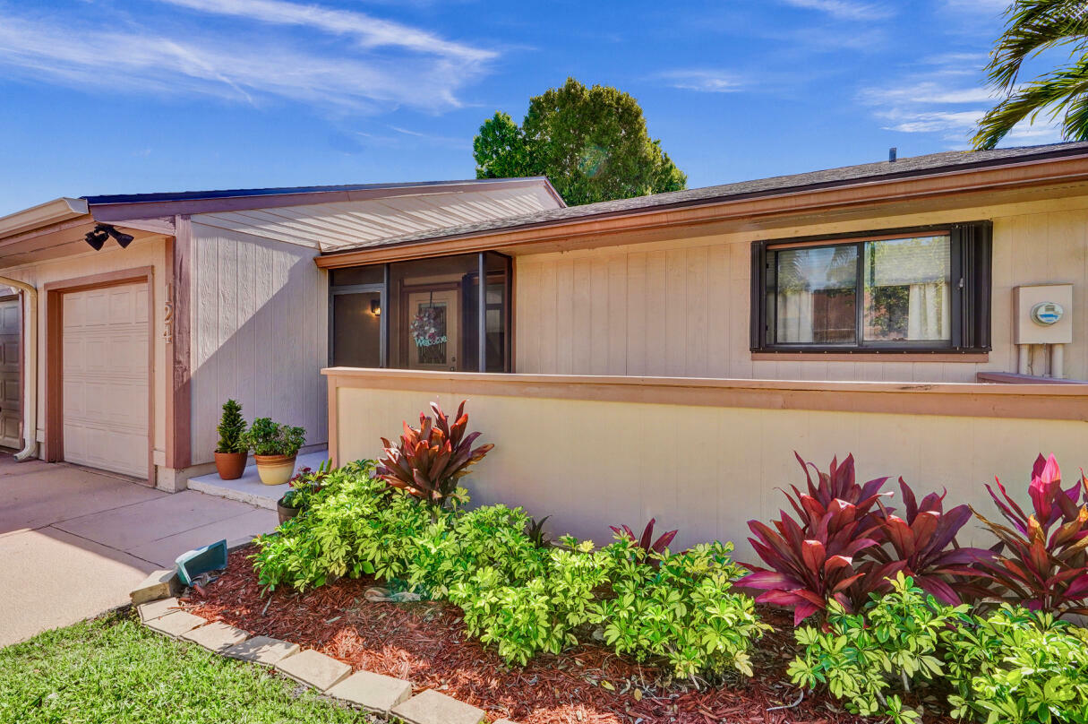 Property Photo: 124 Mayfair Lane FL 33426