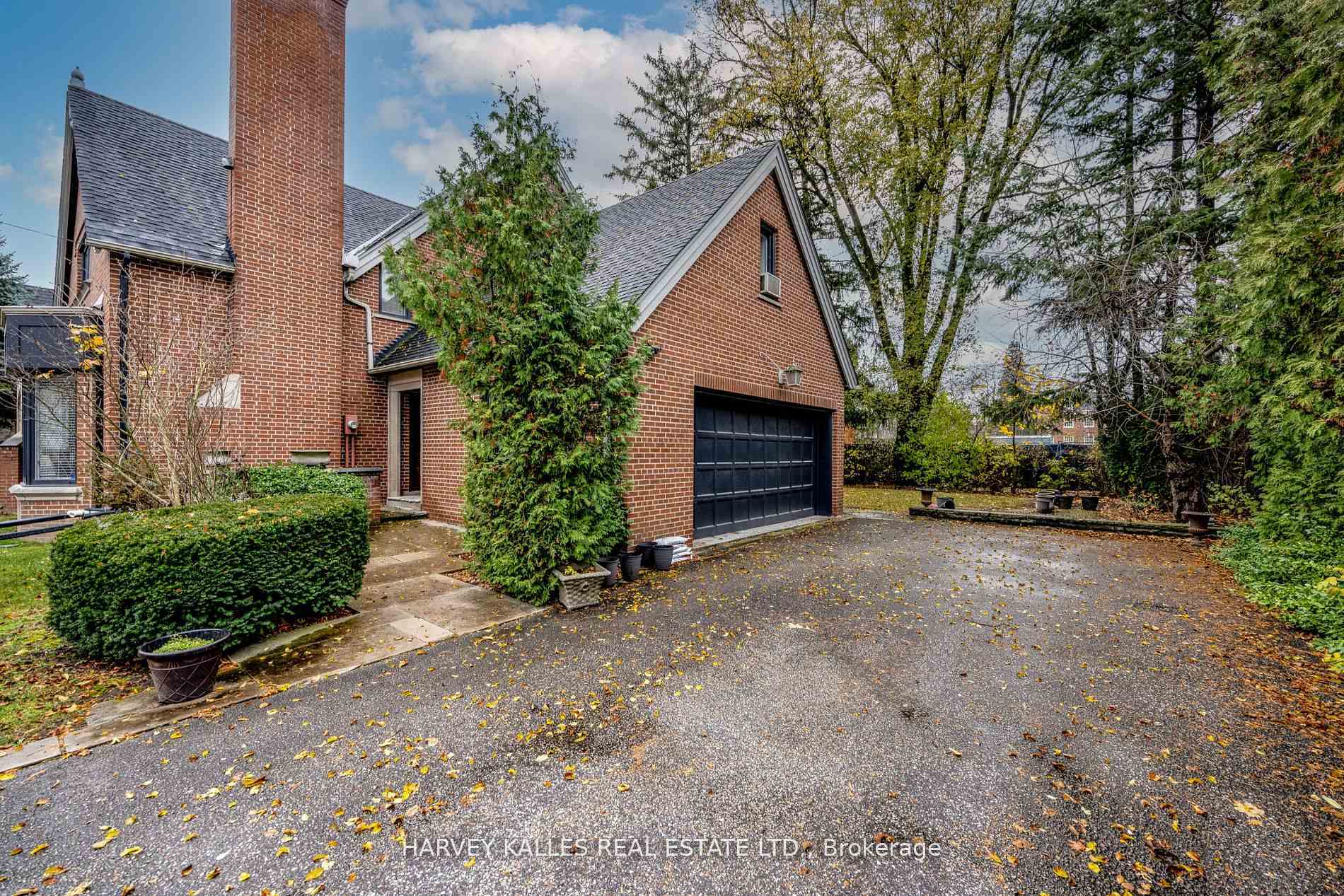 Property Photo: 6 Versailles Court ON M3B 2A9