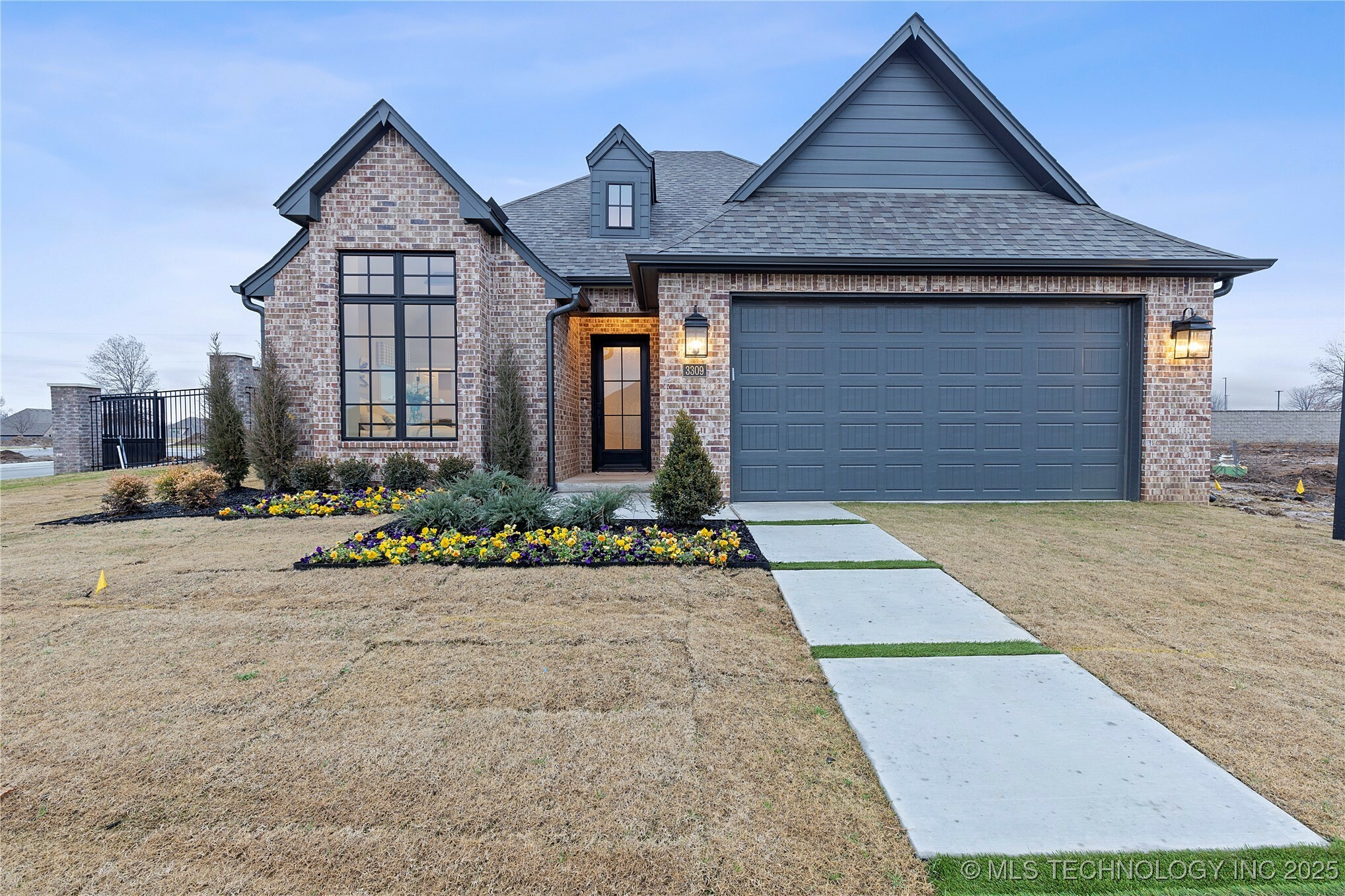 Property Photo: 3702 W Laredo Place OK 74012
