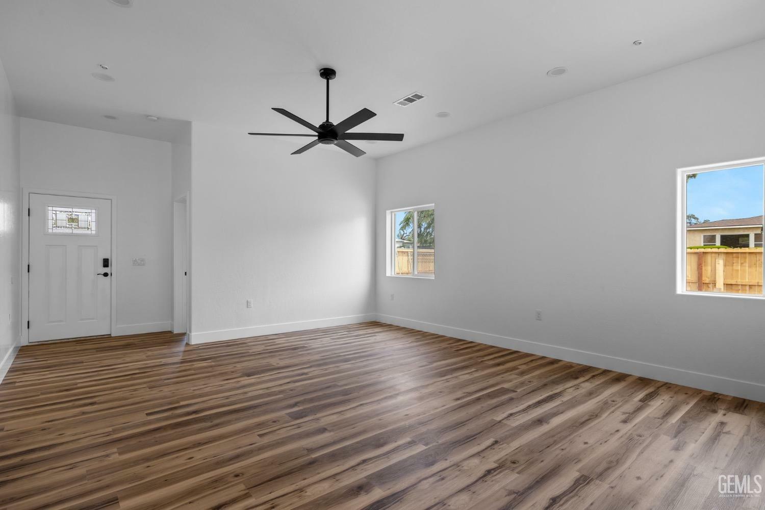 Property Photo: 1105 3rd Street CA 93304