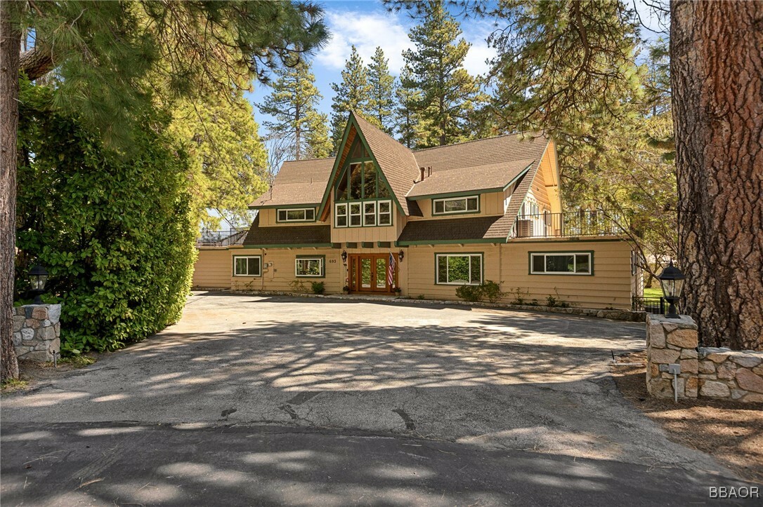 Property Photo: 693 Old Meadow Place CA 92352