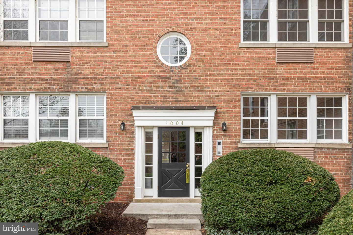 Property Photo: 1804 W Abingdon Drive 101 VA 22314