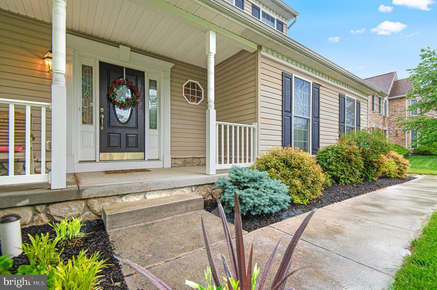 Property Photo: 985 Silver Maple Circle PA 17360