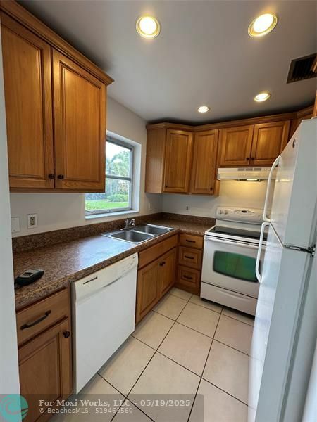 Property Photo: 4100 Crystal Lake Dr 109 FL 33064