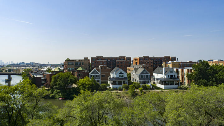 Property Photo: 2235 W Oakdale Avenue 18-B IL 60618