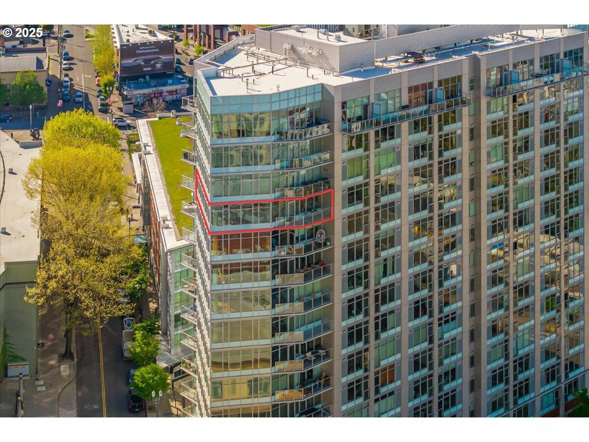 Property Photo: 1926 W Burnside St 1319 OR 97209