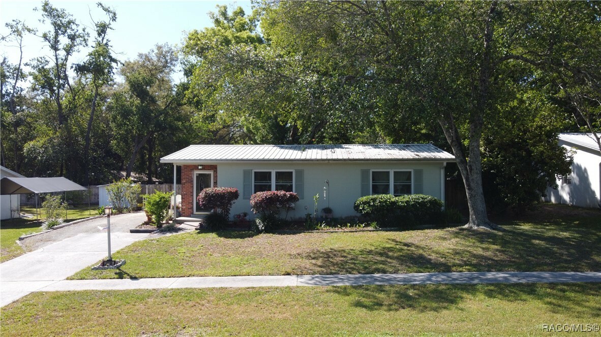 Property Photo: 2024 W Gardenia Drive FL 34434