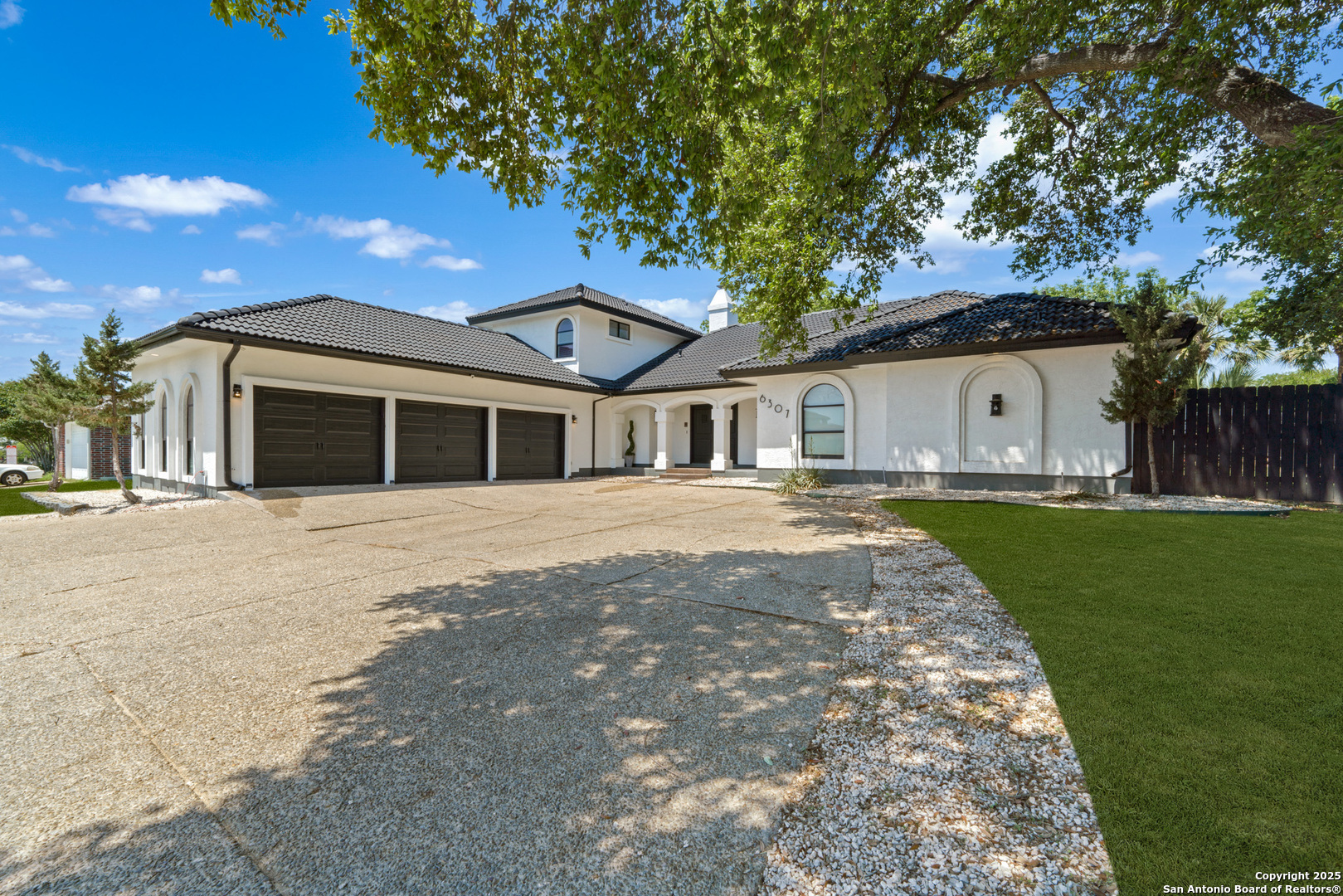 Property Photo: 6307 Hidden Hollow TX 78239