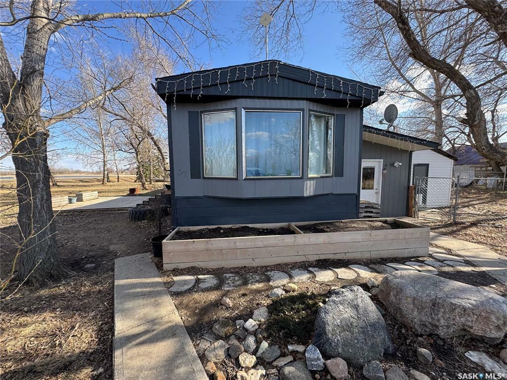 Property Photo: 1 Saskatchewan Avenue SK S0C 1G0