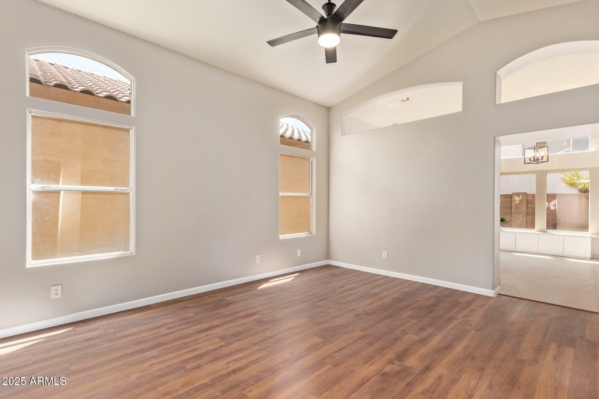 Property Photo: 4923 W Wahalla Lane AZ 85308