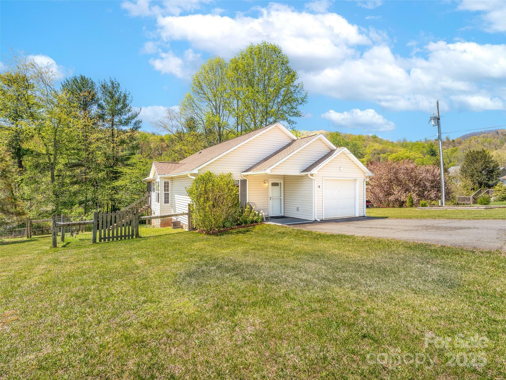 Property Photo: 4 High Mountain Lane NC 28715