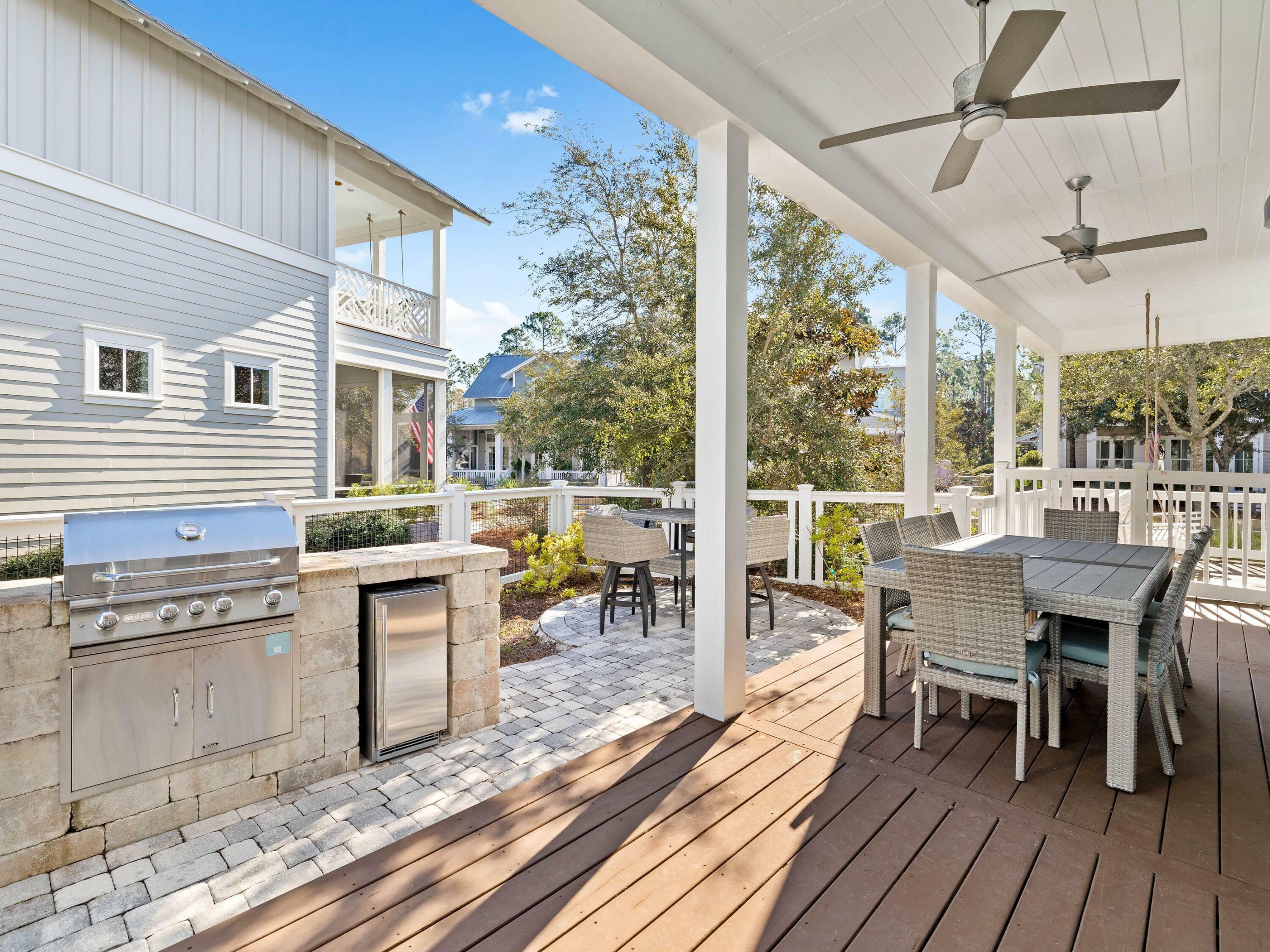 Property Photo: 201 E Royal Fern Way FL 32459