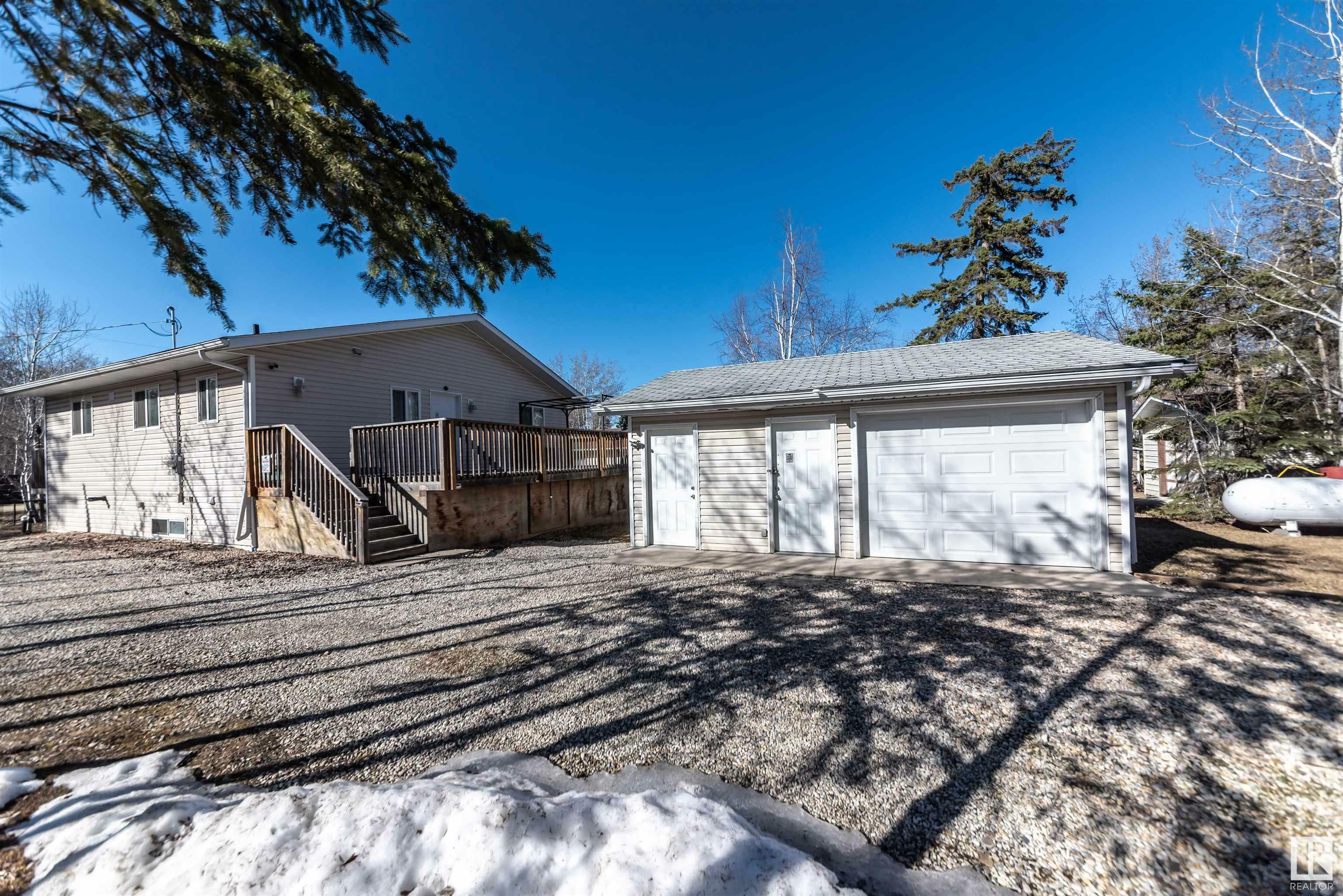 Property Photo: 5068 5 Street AB T0E 1V0