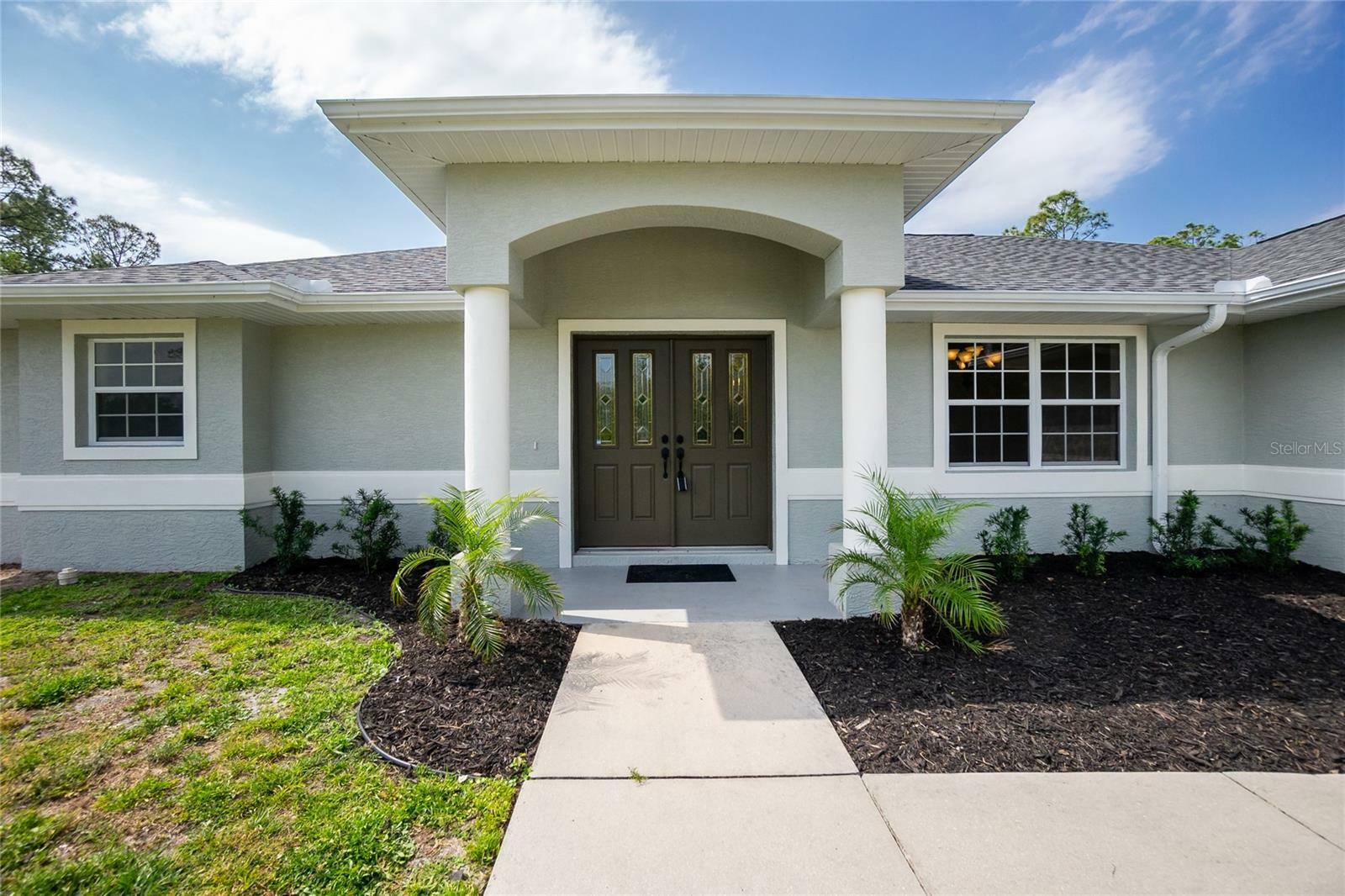 Property Photo: 5611 Ganyard Avenue FL 34291
