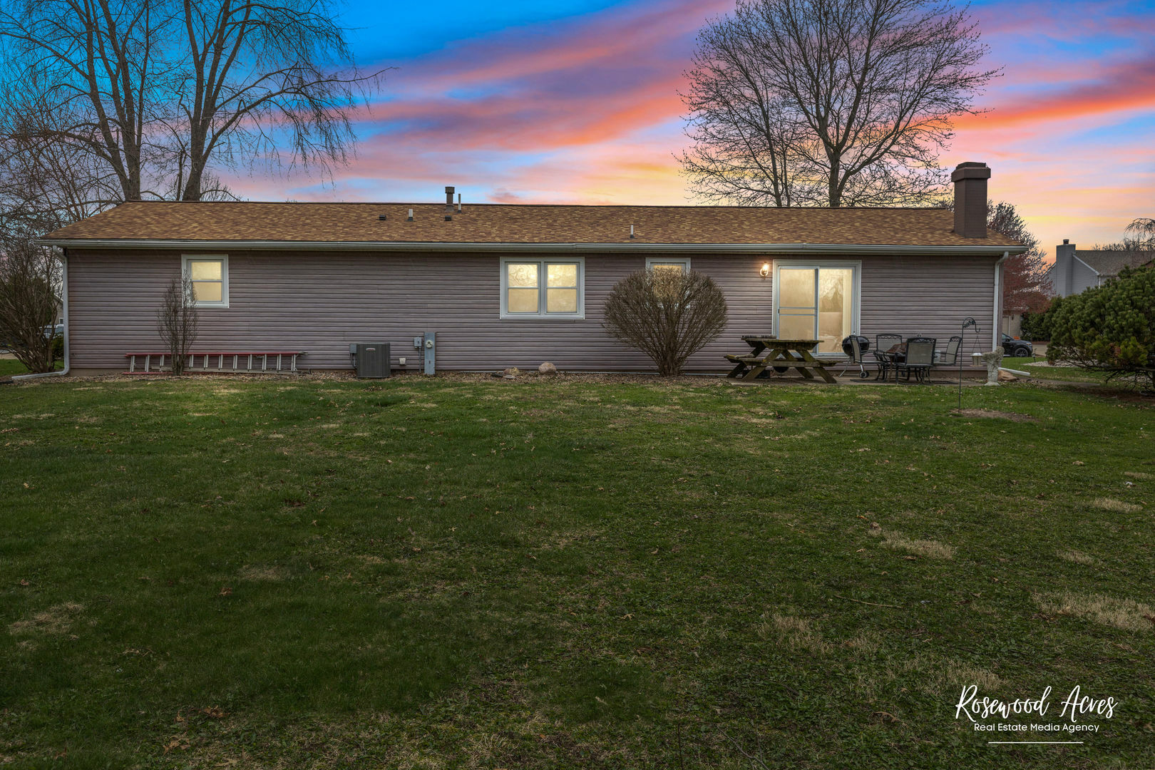 Property Photo: 1101 N Hedge Avenue IL 60901