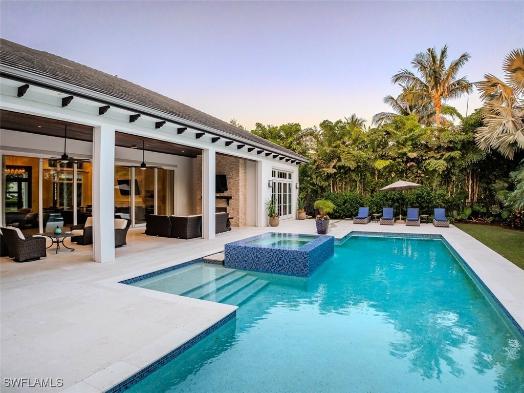 Property Photo: 702 Bobwhite Lane FL 34108
