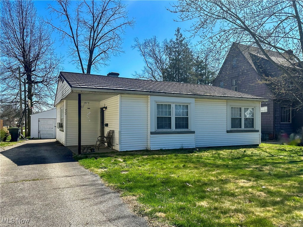 Property Photo: 420 Perkinswood Boulevard NE OH 44483