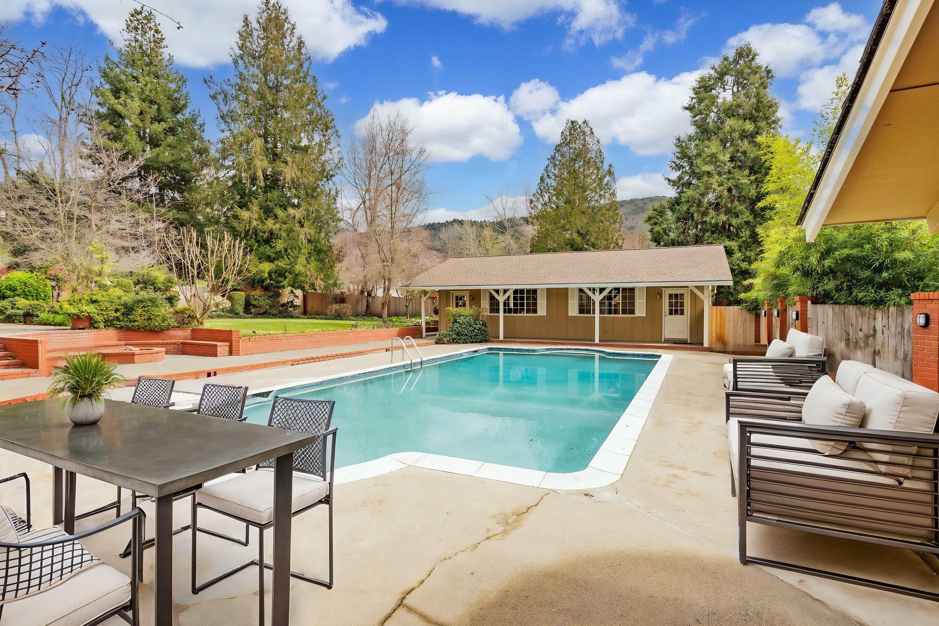 Property Photo: 1345 NE 9th Street OR 97526