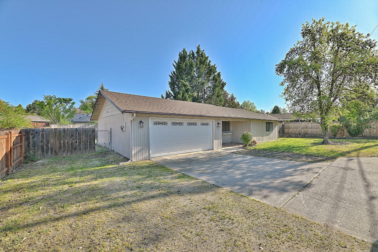 Property Photo:  2429 E Barnett Road  OR 97504 