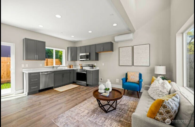 Property Photo: 13055 2nd Avenue S B WA 98168
