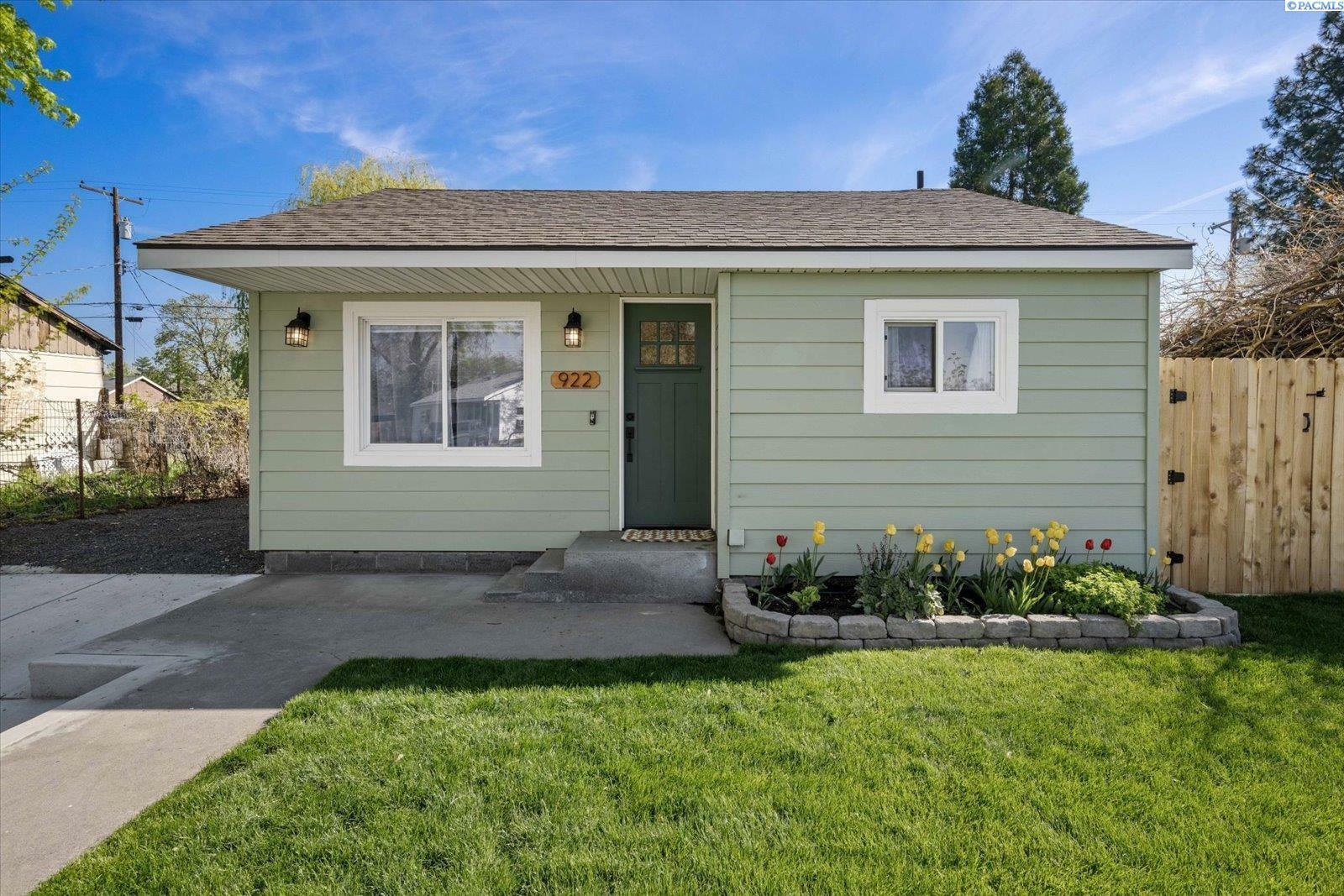 Property Photo:  922 Smith Ave  WA 99352 