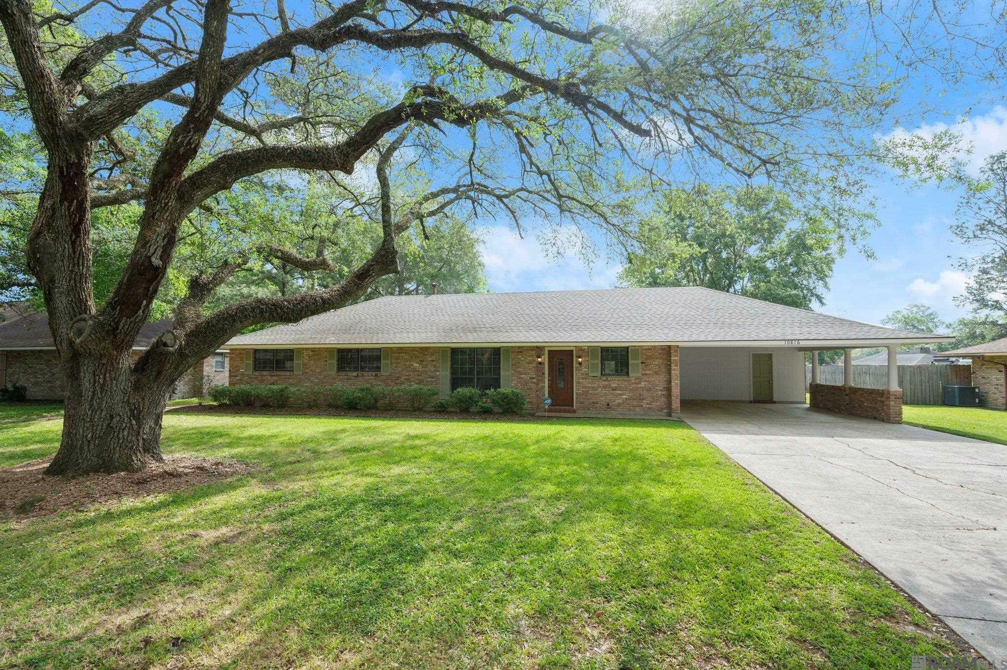 Property Photo: 10816 Fieldcrest Dr LA 70811