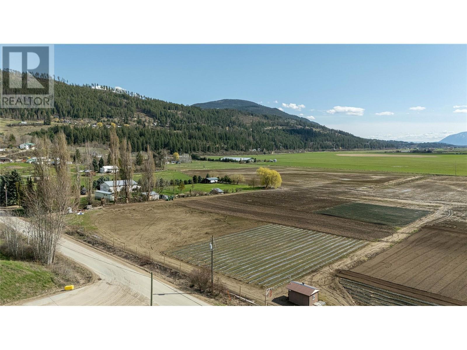 993 Duck Lake Road  Wynndel BC V0B 2N1 photo