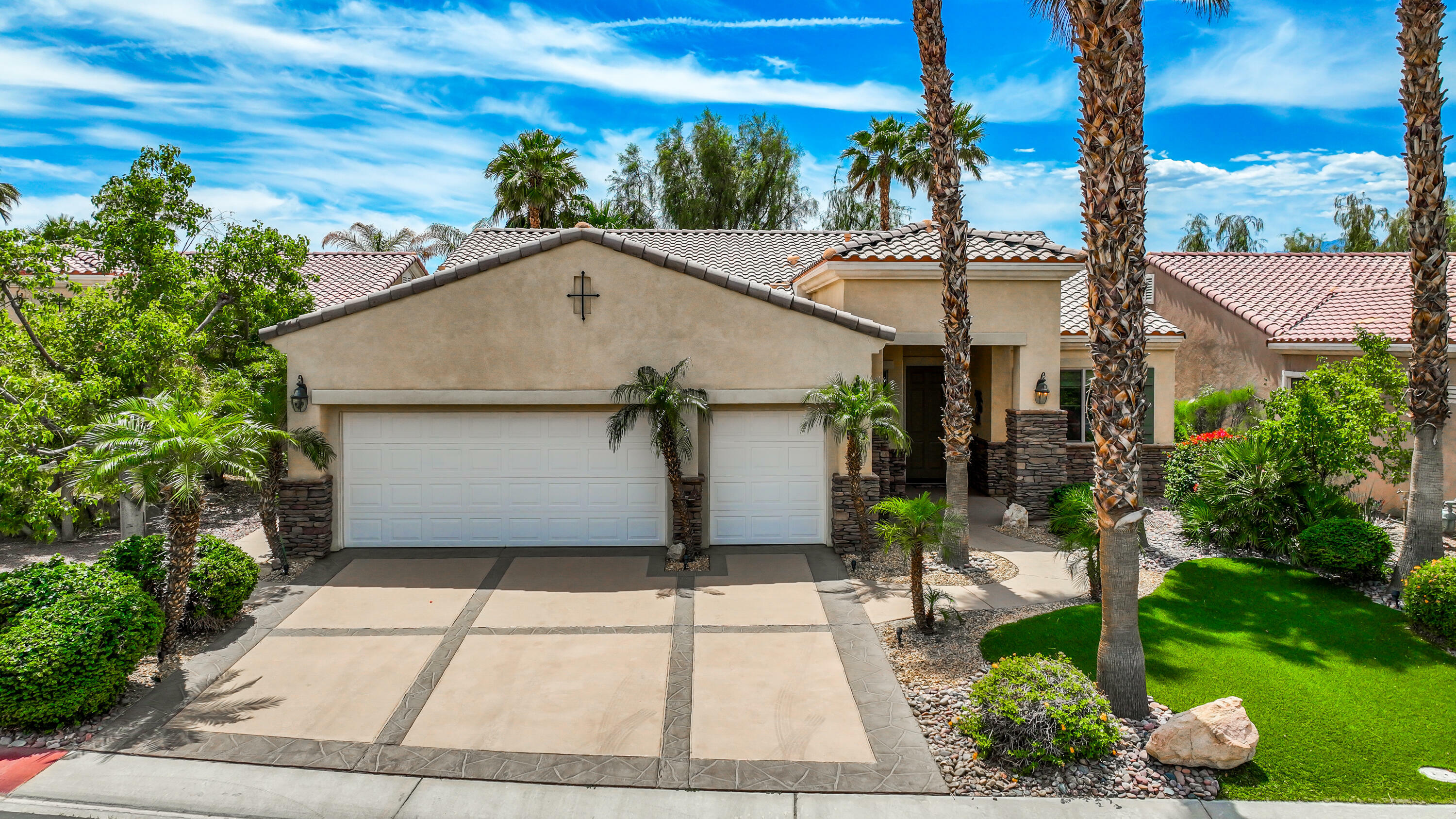 Property Photo: 81083 Avenida Tres Lagunas CA 92203