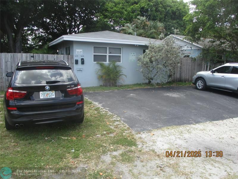 Property Photo: 1413 NE 5th Ter FL 33304