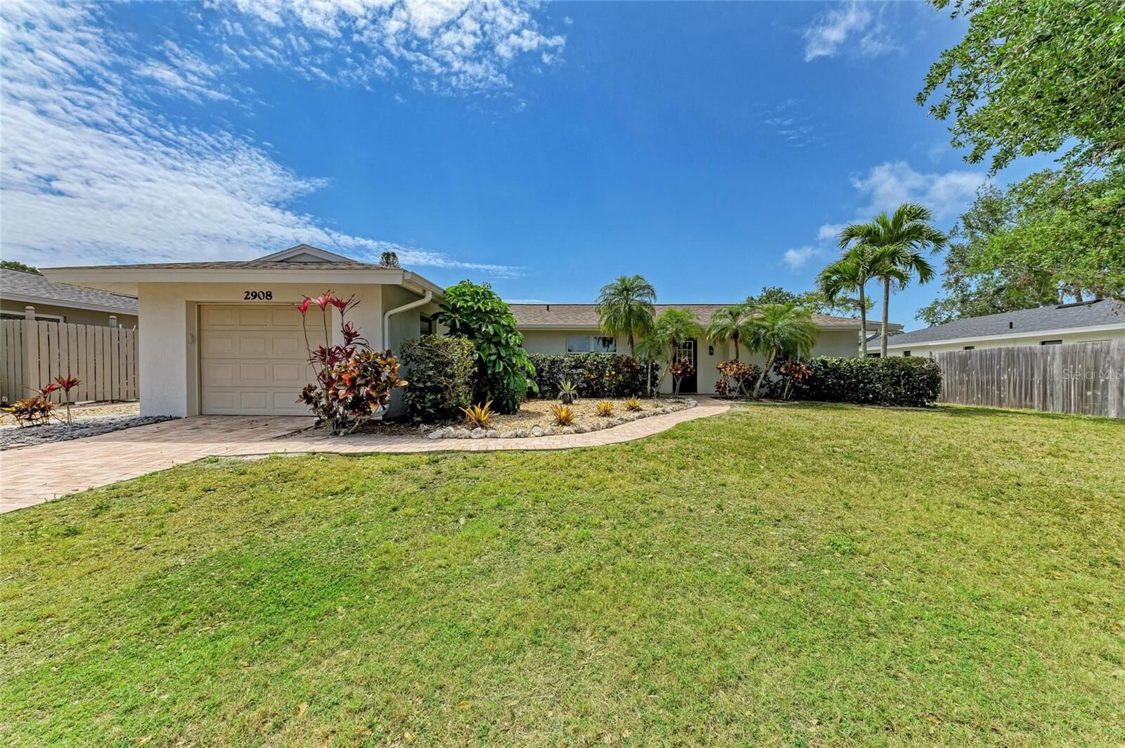 Property Photo:  2908 Mayflower Street  FL 34231 