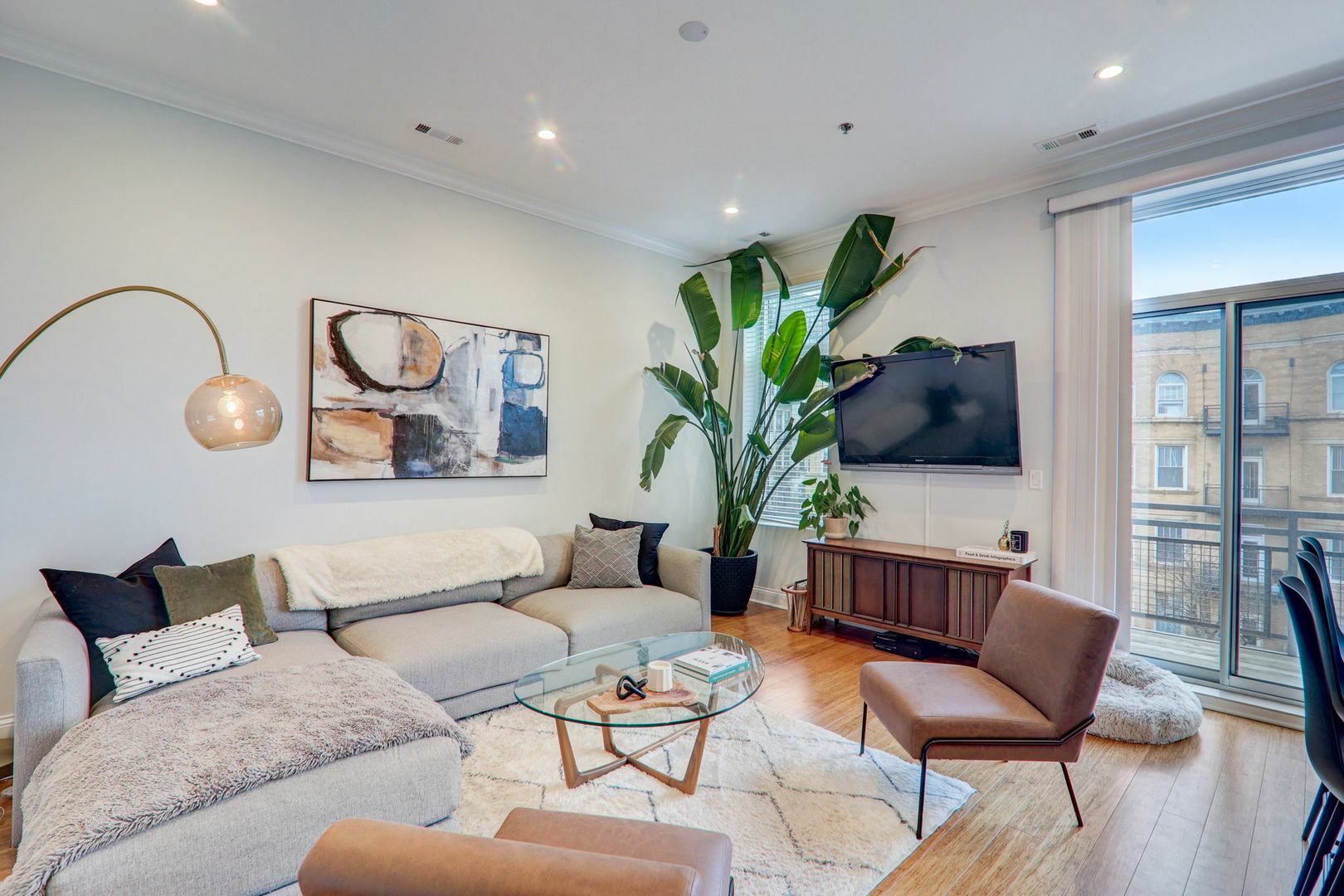 Property Photo: 33 S Ashland Avenue 208 IL 60607