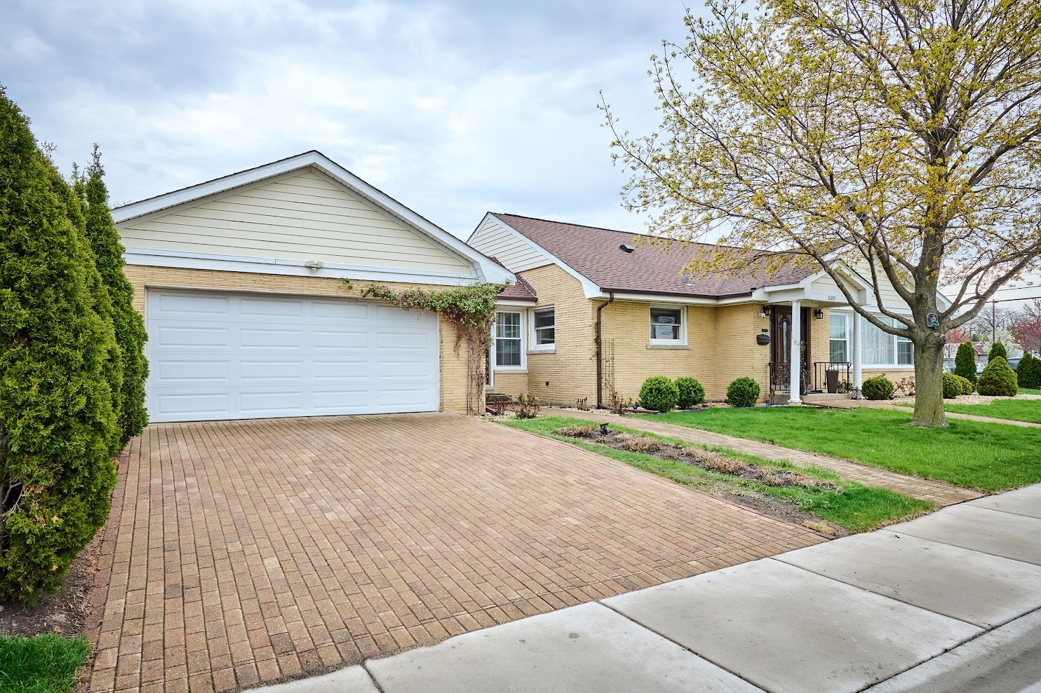 Property Photo: 8005 N New England Avenue IL 60714