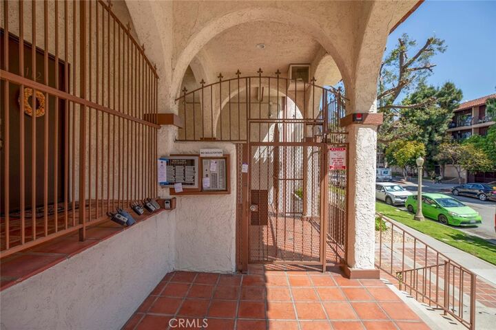 Property Photo: 323 N Jackson Street 105 CA 91206