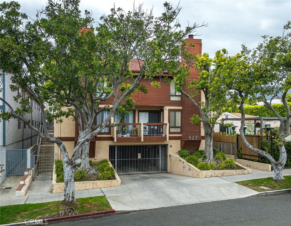Property Photo: 527 E Elmwood Avenue CA 91501