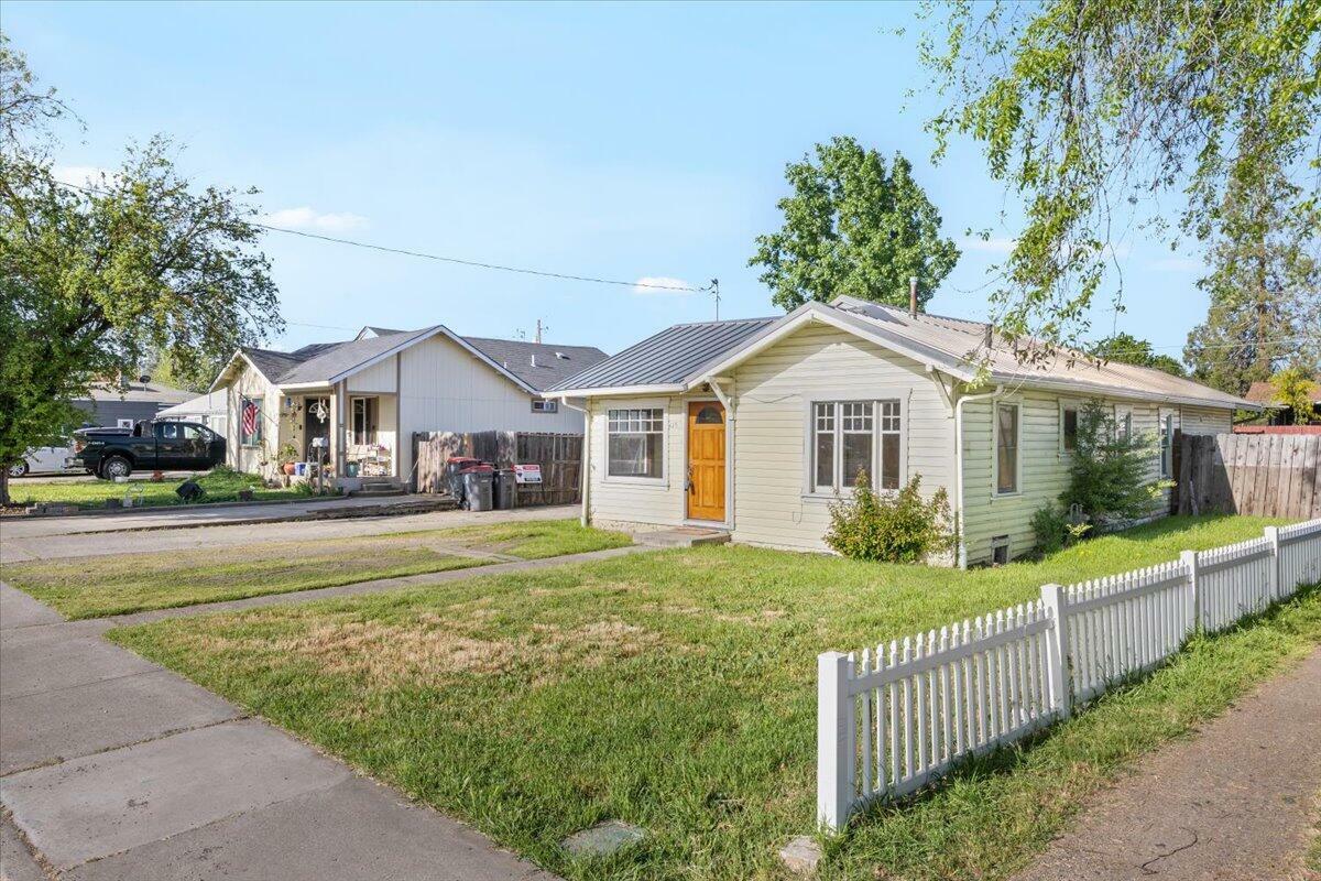 Property Photo: 425 N Columbus Avenue OR 97501