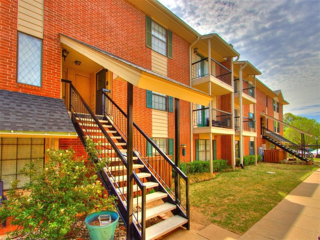 Property Photo: 4400 Hemingway Drive 256 OK 73118