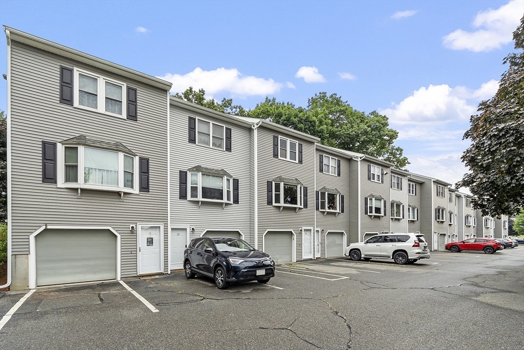 Property Photo: 105 Tennis Plaza Rd 14 MA 01826