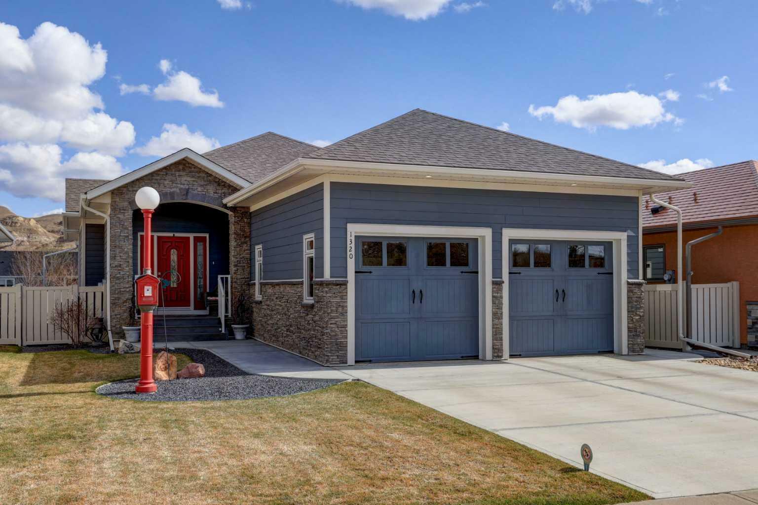 Property Photo:  1320 7 Avenue E  AB T0J 0Y5 