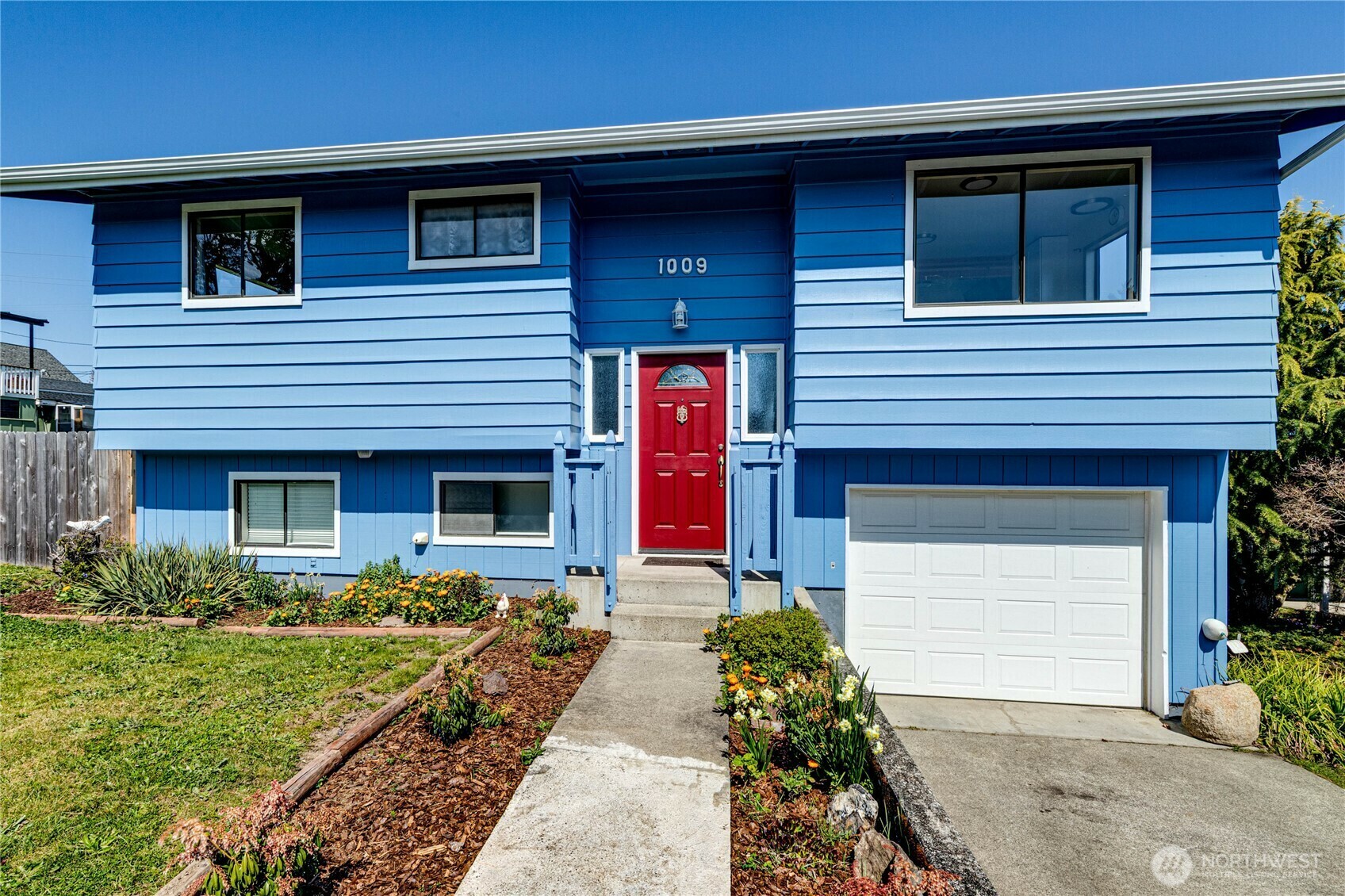Property Photo: 1009 W 6th Street WA 98363